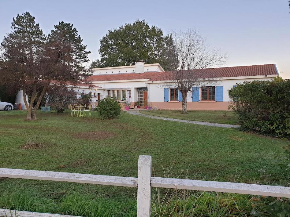 Hotel Aux Volets Bleu Villeneuve-sur-Lot Exterior foto