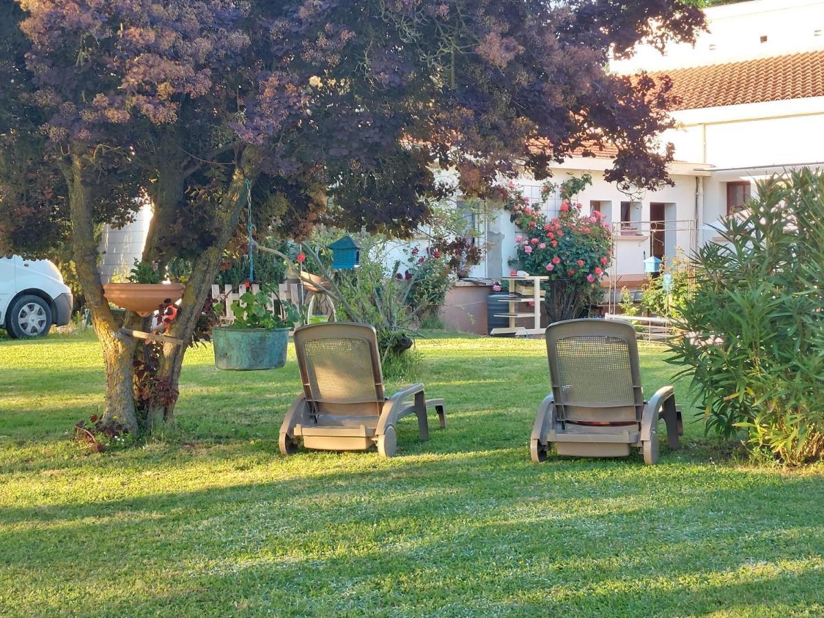 Hotel Aux Volets Bleu Villeneuve-sur-Lot Exterior foto